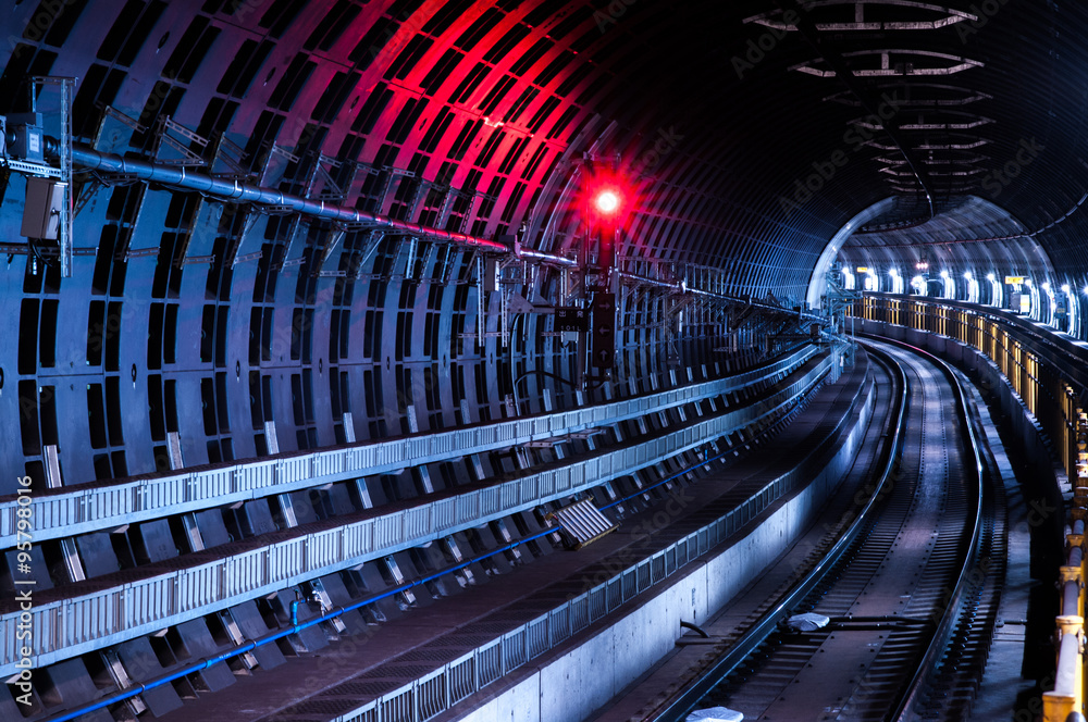 Fototapeta premium railway road（電車道のトンネル）