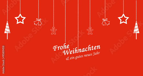 Hängende Weihnachtsdekoration auf rotem Hintergrund