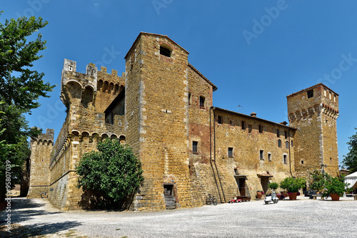 Italien - Castello di Spedaletto photo