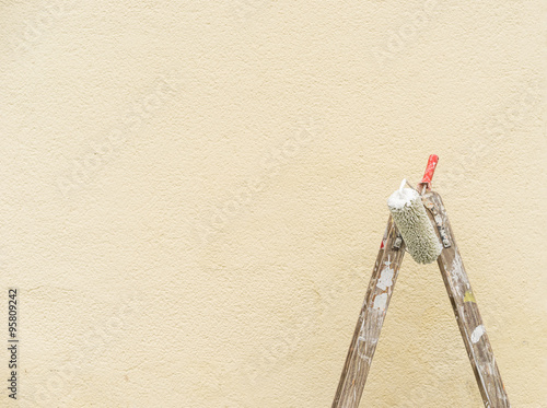 Wand mit Leiter und Farbroller © vulcanus