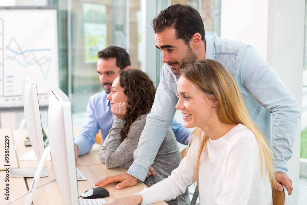 Obraz premium Young attractive people taking a training course with formator