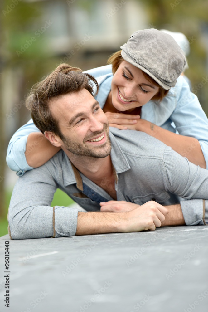 Obraz premium Romantic couple relaxing in town