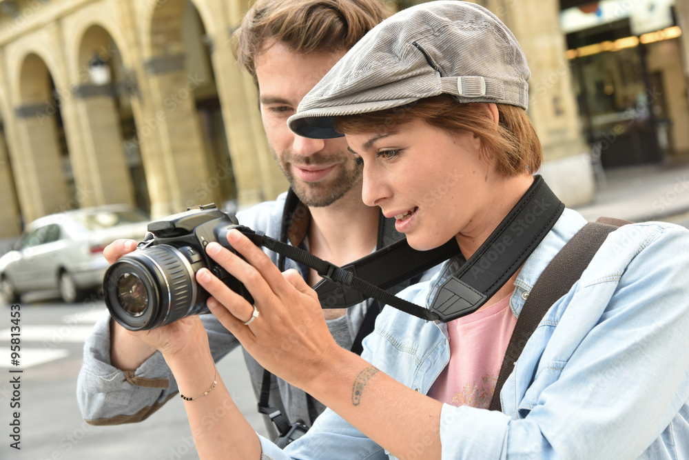 Obraz premium Young people doing a photo reportage in town