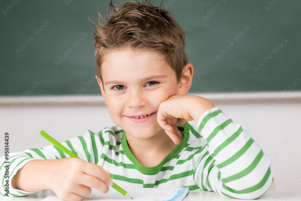 KLeines Kind ist gern in der Schule KLeines Kind ist gern in der Schule