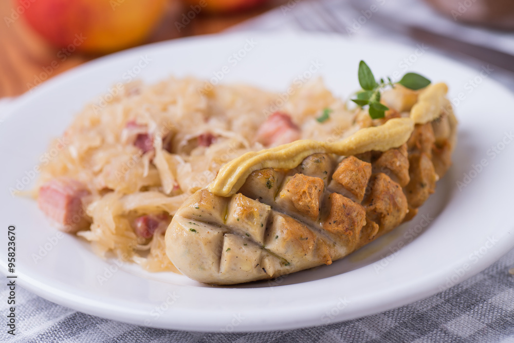 Fototapeta premium Bratwurst mit Sauerkraut und Senf