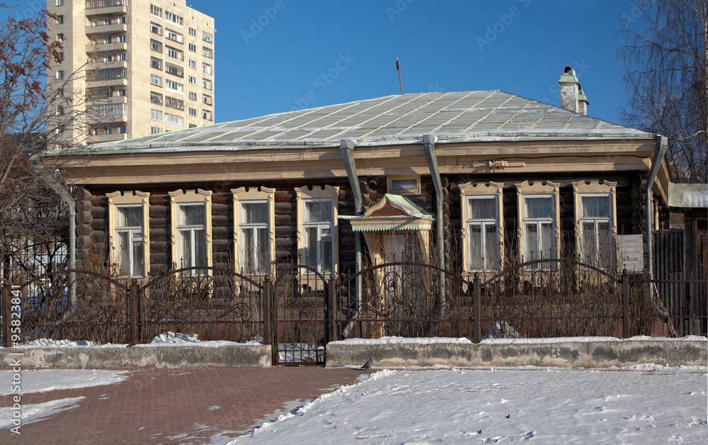 Дом-музей писателя Бондина Алексея Петровича зимним ясным днём, город Нижний Тагил