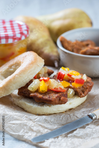 Bagel mit Sojamedaillons und Birnenchutney photo