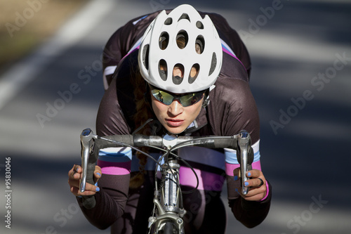 Obraz na plátně Ciclista profesional descendiendo en bicicleta
