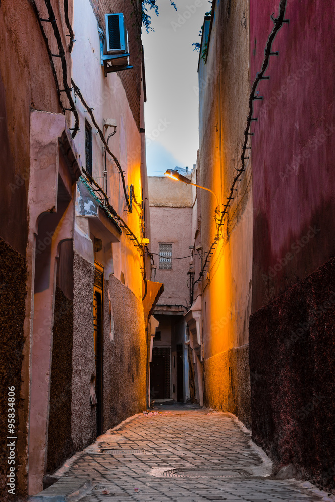 Fototapeta premium Dawn in the alley of Marrakech