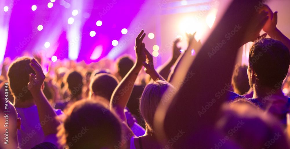 Nachts: Ein Konzert, eine Party, Menschen sind fröhlich, feiern und haben Spaß an der tollen Musik, sie klatschen Beifall Nachts: Ein Konzert, eine Party, Menschen sind fröhlich, feiern und haben Spaß an der tollen Musik, sie klatschen Beifall