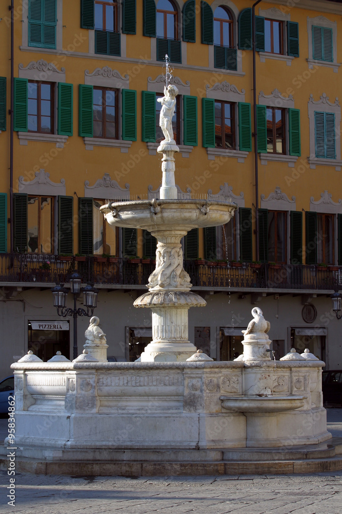 Italia,Toscana,Prato,piazza della Cattedrale,la fontana.