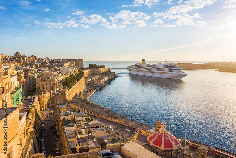 The ancient walls of Valletta and Malta harbor with cruise ship in the morning - Malta - obrazy, fototapety, plakaty 