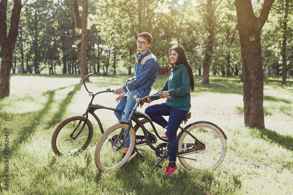 Obraz premium Young couple riding a retro bike