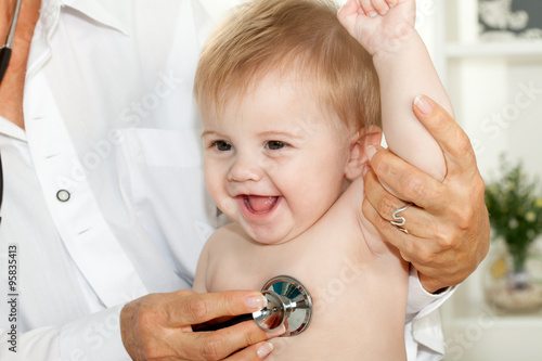 Murais de parede Happy baby at doctor with stethoscope