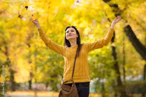 Frau geniesst Herbst im Park
