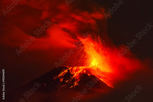 Wulkan Tungurahua w nocy, Ekwador