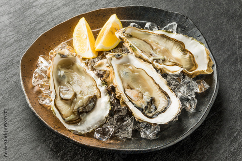 生ガキとレモン Raw oysters