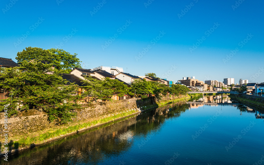 Fototapeta premium 金沢 朝焼けの浅野川と金沢の町並み