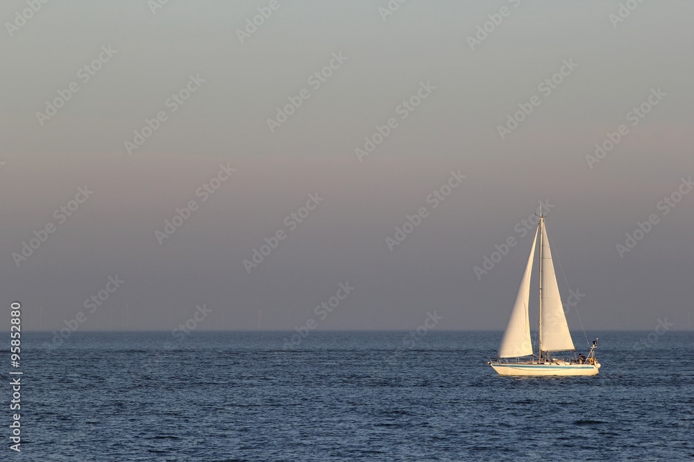Segelboot bei Abendstimmung auf den Meer