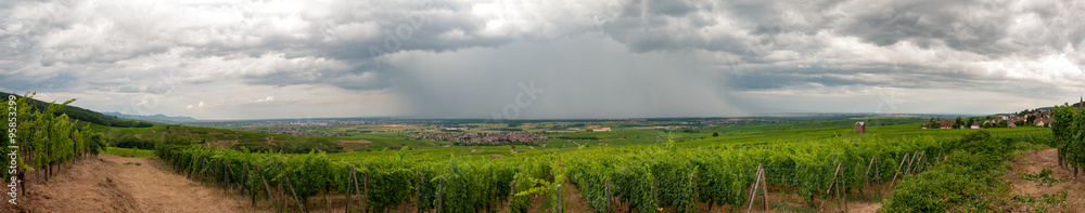Avancement d’une pluie d’orage sur la plaine d’Alsace, Vosges, France