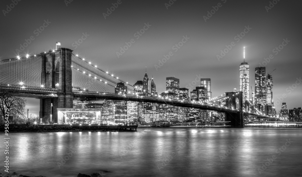 Brooklyn bridge at dusk, New York City. - obrazy, fototapety, plakaty 