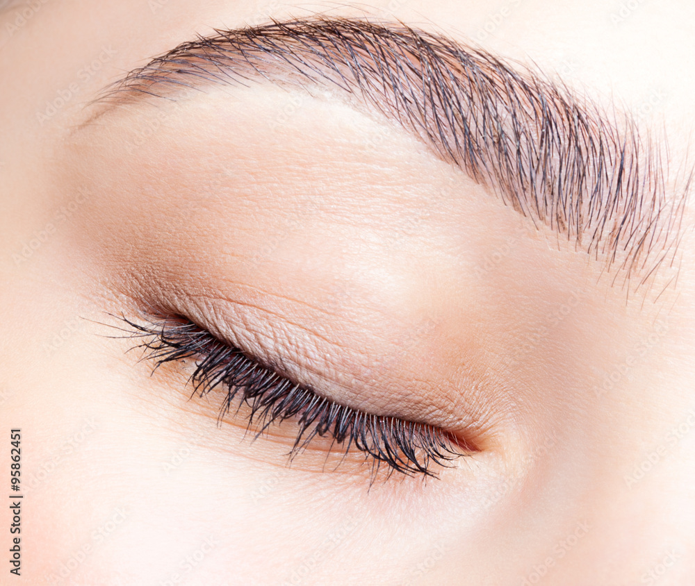 Naklejka premium Female closed eye and brows with day makeup