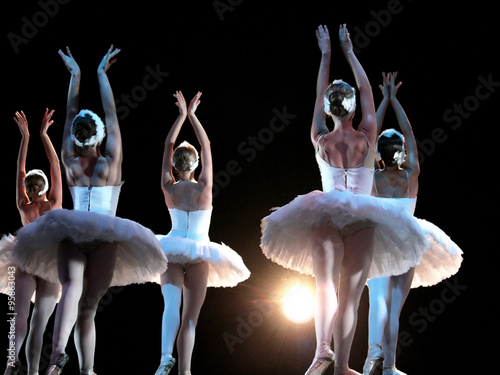 Fotografia Ballet dancers on stage performing Swan Lake