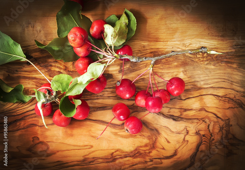 Valokuva Red a rennet on wooden texture