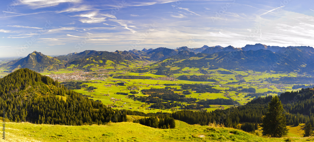 Panorama Landschaft in Bayern mit Berge