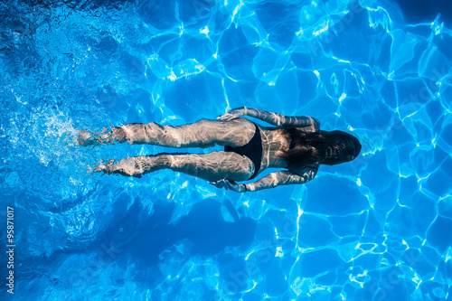 Kobieta pływająca w basenie