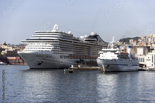 Kreuzfahrtschiff MSC Divina im Hafen von Neapel photo