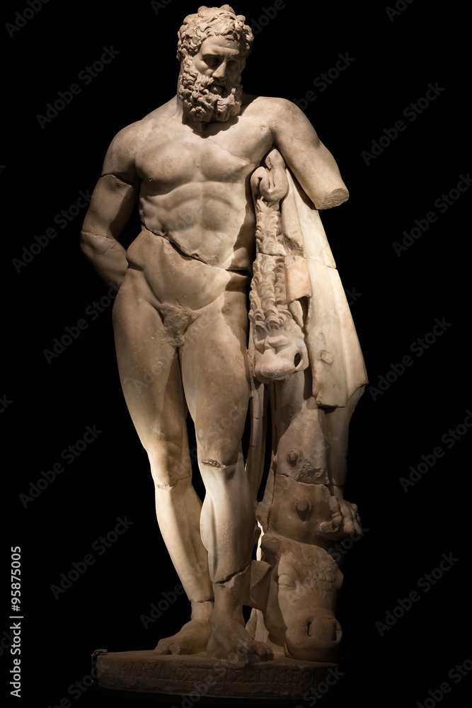 Fototapeta Pomnik potężnego Herkulesa, zbliżenie, odizolowane na czarno