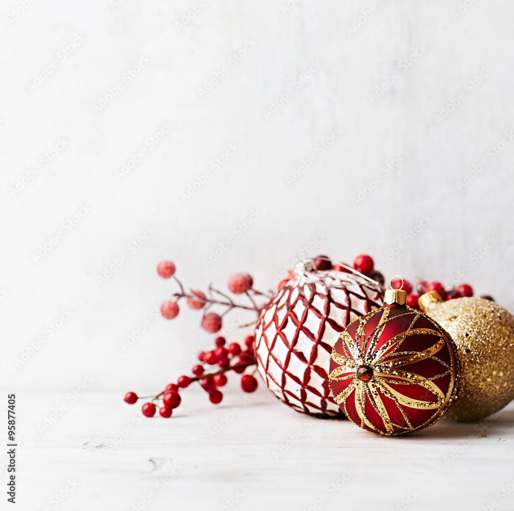 Naklejka premium Vintage Christmas balls on a white painted wood