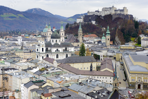 Stadt Salzburg in Österreich mit Festung photo