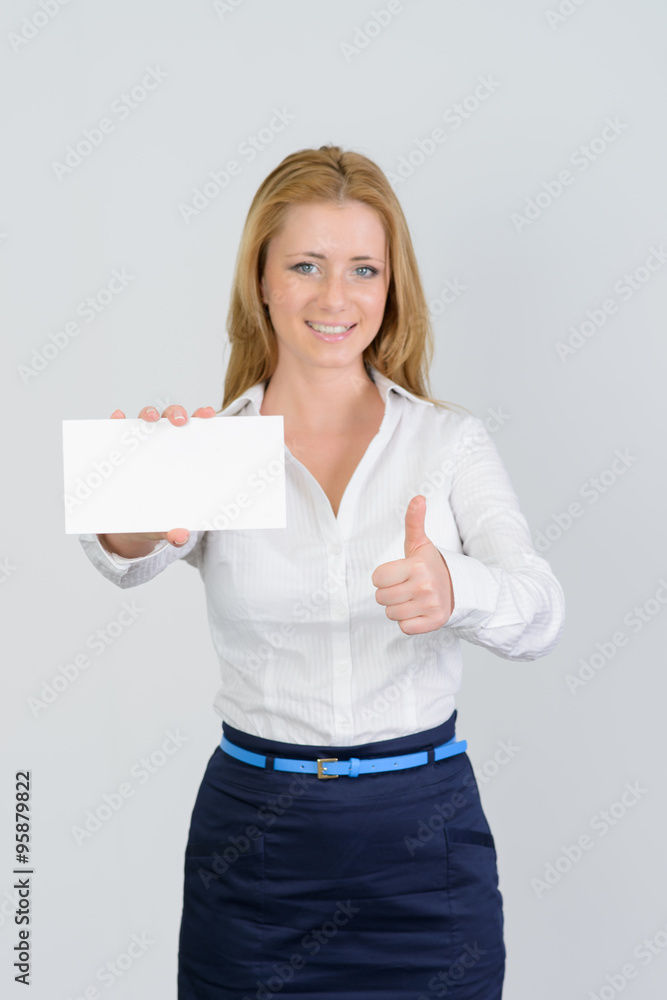 Naklejka premium attractive businesswoman shows thumb up and blank business card