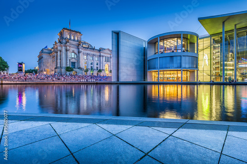 Obraz na płótnie Berlin government district with Reichstag and Paul Löbe Haus at dusk, Germany w salonie