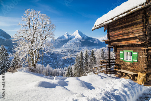 Obraz na płótnie Winter wonderland in the Alps with traditional mountain chalet w salonie