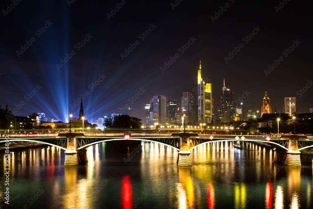 Lichtspiele über der Skyline von Frankfurt
