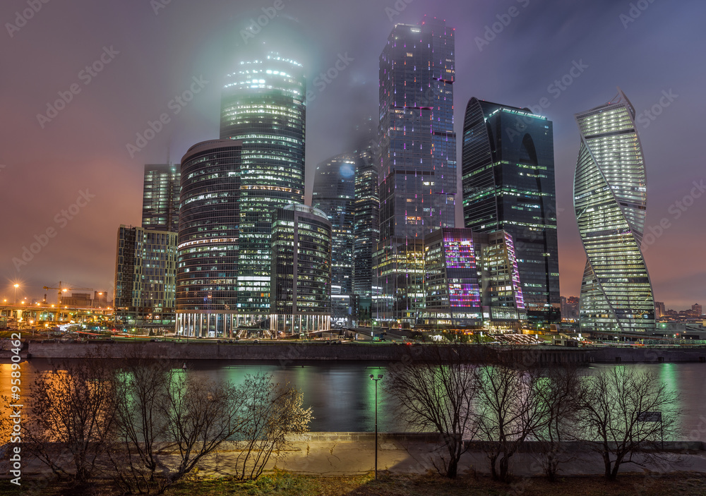 Деловой центр Москва-Сити ночью в тумане.