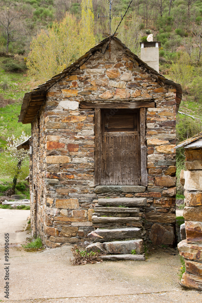 Pequeña casa antigua y tradicional construida en piedra. Con los peldaños de  la escalera de acceso Stock Photo | Adobe Stock