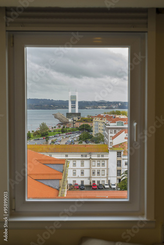 Dique de abrigo a través de una ventana (La Coruña, España).
