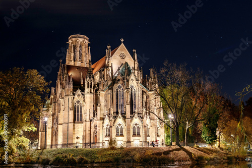 Johanneskirche Feuersee Stuttgart bei Nacht im Herbst