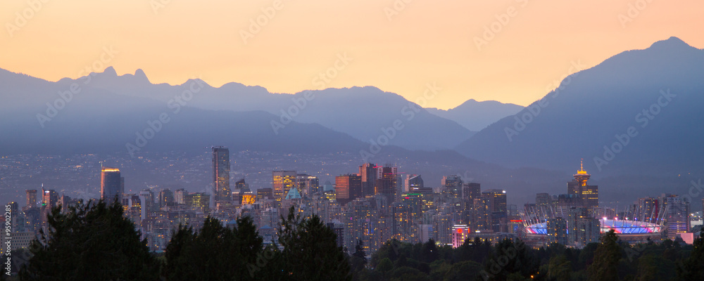 Fototapeta premium Vancouver o zachodzie słońca / To zdjęcie zostało zrobione podczas zachodu słońca. To patrzy na północ w kierunku miasta. W tle widać góry na północnym brzegu.