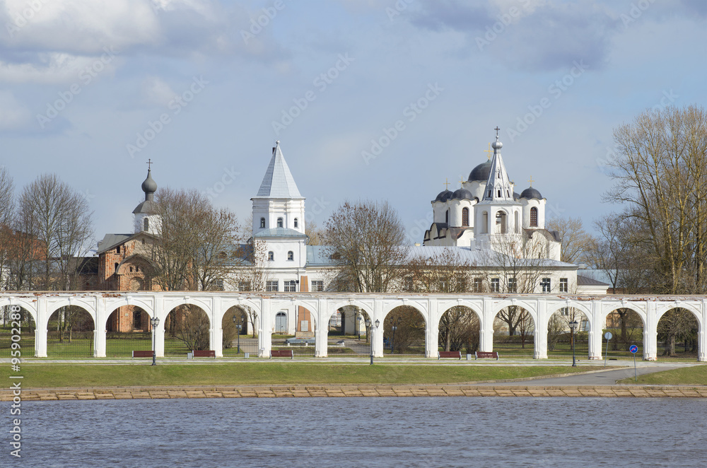 Fototapeta premium Ярославово дворище облачным апрельским днем. Торговая сторона Великого Новгорода, Россия