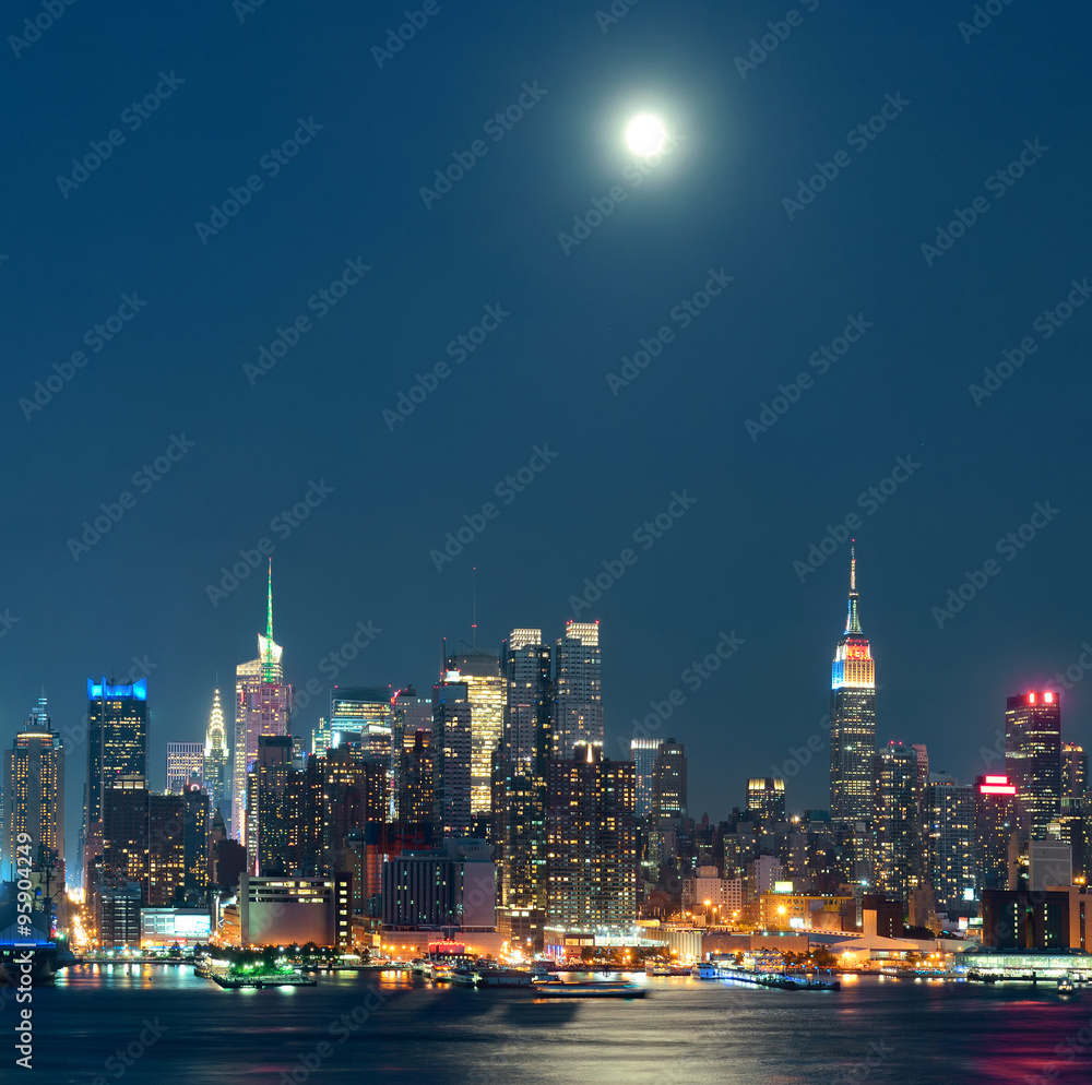 Naklejka premium Moon Rise Manhattan