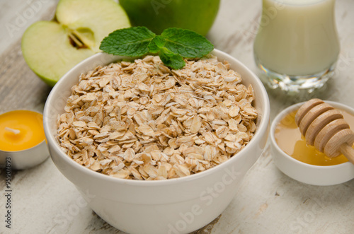 Oatmeal with honey, green apple, milk and walnuts