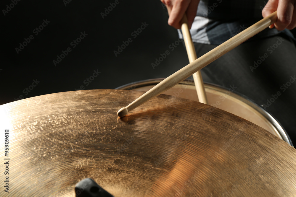 Obraz premium Drummer playing the drums closeup