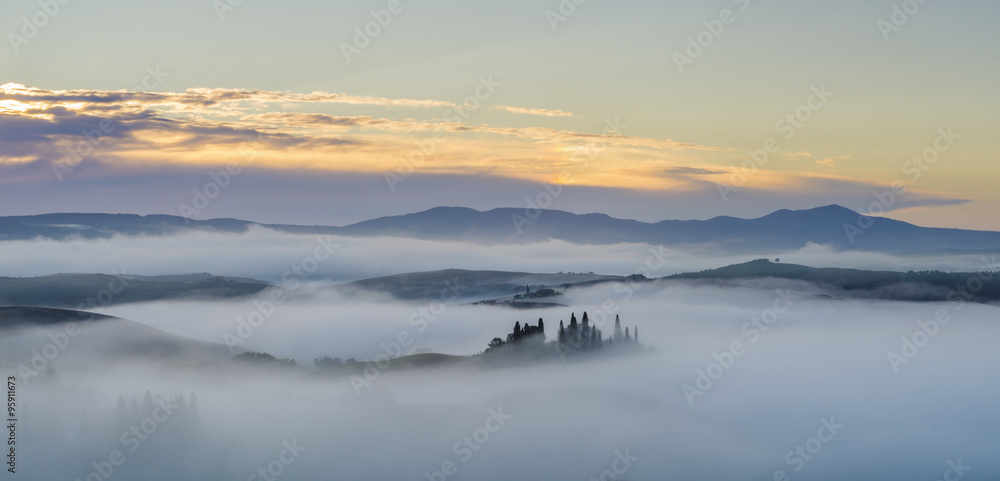 Krajobraz toskanii tonący w porannej mgle