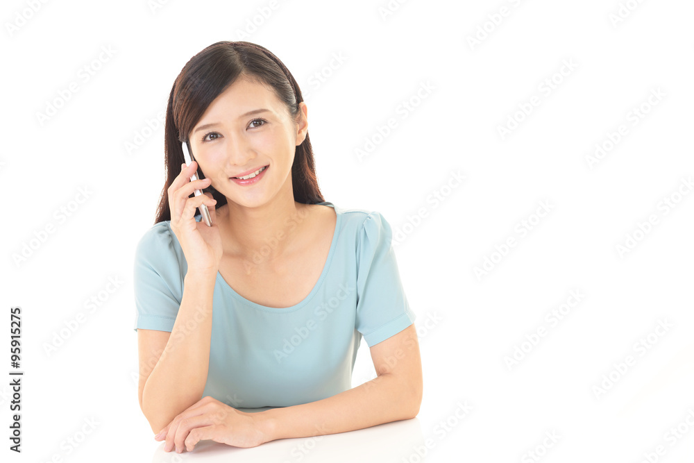 スマートフォンで会話中の女性 スマートフォンで会話中の女性