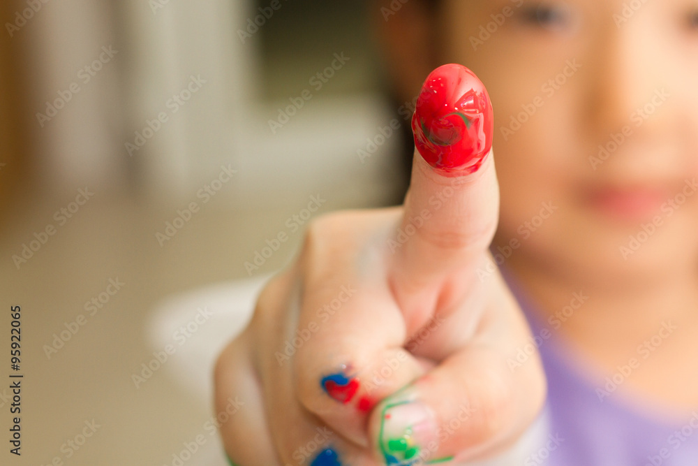 Naklejka premium childrent painting red color on her finger